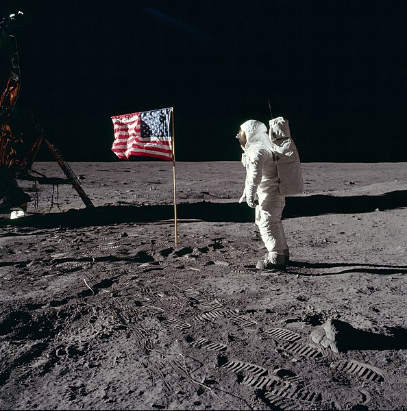 Buzz Aldrin, o segundo homem a pisar na Lua, diante da bandeira dos Estados Unidos, um marco na missão Apollo 11.