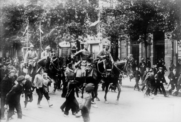 Cavalaria do Império Alemão entrando em Varsóvia em 1915, no contexto da Batalha de Varsóvia.