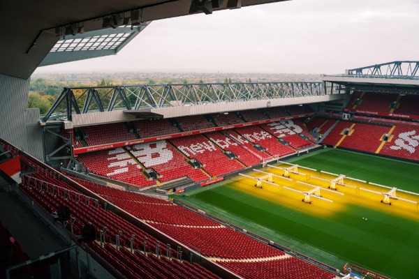 Anfield, em Liverpool, um dos primeiros estÃ¡dios de futebol a serem construÃ­dos e parte importante da histÃ³ria do futebol.