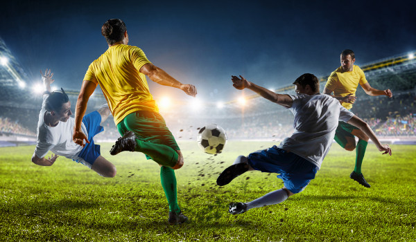 Homens jogando futebol, uma alusão à história do esporte mais popular do mundo.