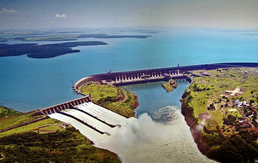 Vista de cima da HidrelÃ©trica de Itaipu, construÃ­da durante o milagre econÃ´mico brasileiro.