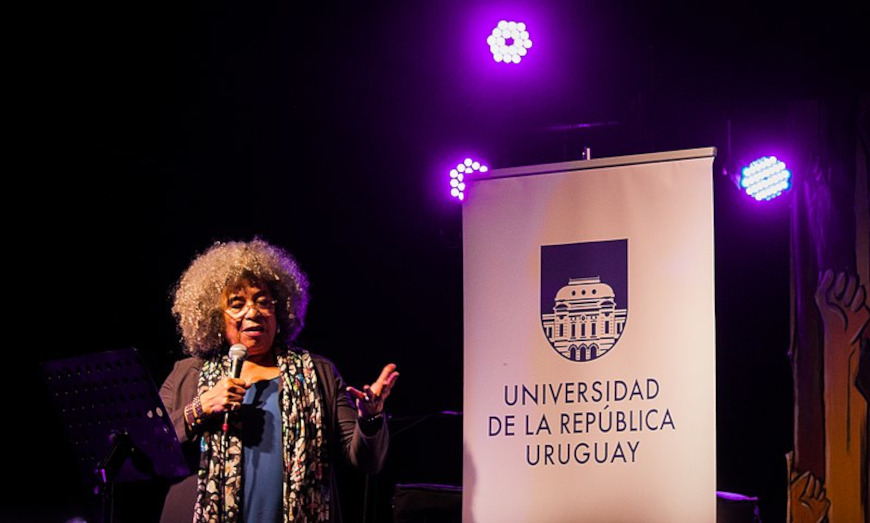 Angela Davis palestrando em uma universidade no Uruguai.