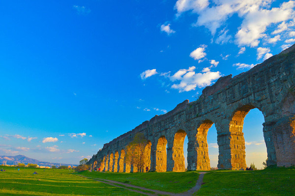 Aqueduto Aqua Alexandrina, um dos aquedutos romanos.