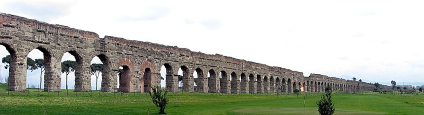 Aqueduto Aqua Claudia, um dos aquedutos romanos.