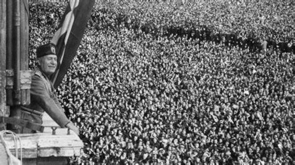 Benito Mussolini, lÃ­der do fascismo italiano, diante de uma multidÃ£o.