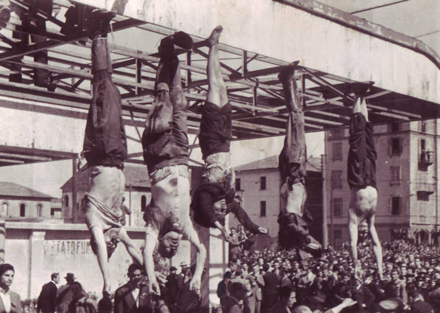 Corpo de Benito Mussolini, lÃ­der do fascismo italiano, e de outros fascistas pendurados em uma praÃ§a.