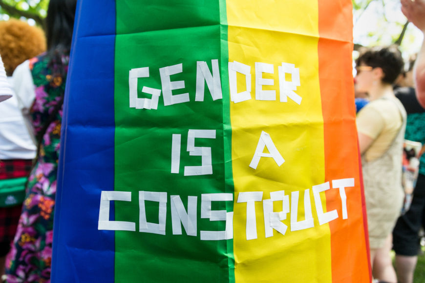 GÃªnero Ã© uma construÃ§Ã£o: bandeira do orgulho LGBTQ+ exibida em passeata no MÃªs do Orgulho, em Toronto, CanadÃ¡, 2019.[2]