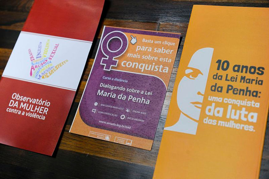 Folders sobre o 10Âº aniversÃ¡rio da Lei Maria da Penha. 