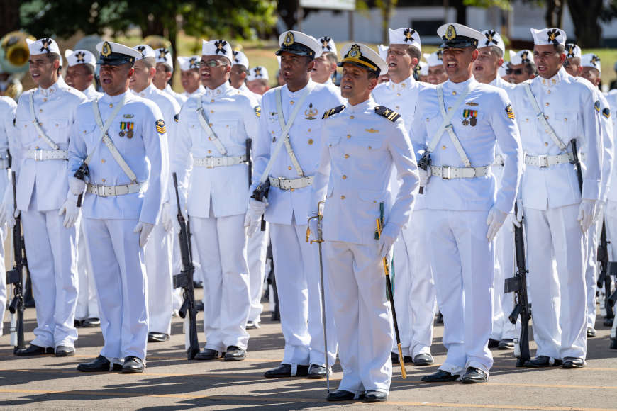 Militares em posiÃ§Ã£o de sentido cantando o Hino Nacional Brasileiro.[1]