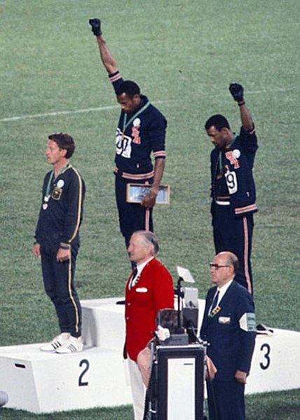 John Carlos, Tommie Smith e Peter Norman demonstrando apoio ao movimento negro nas OlimpÃ­adas de 1968.