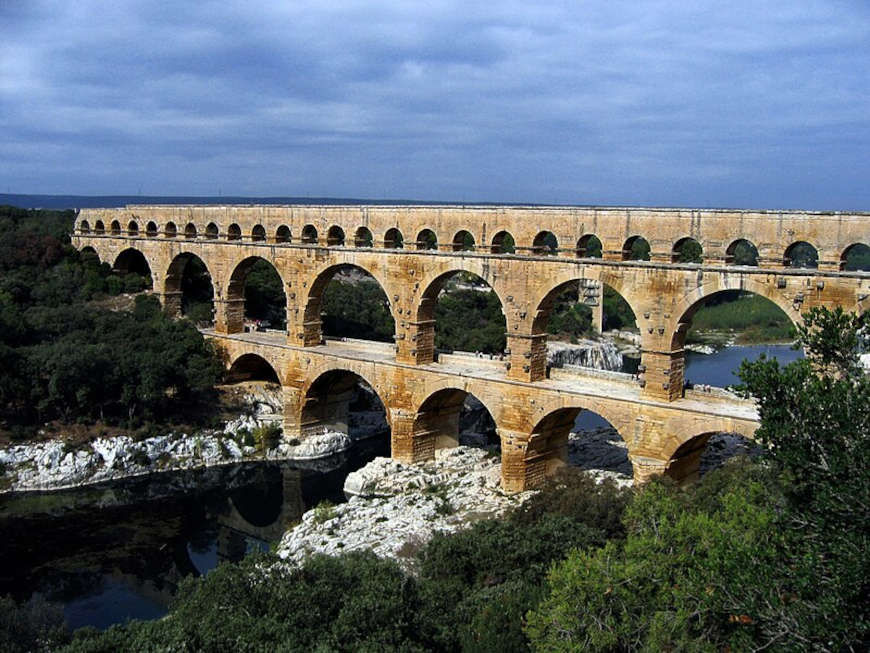 Pont du Gard, um aqueduto romano localizado na GÃ¡lia, atual FranÃ§a.