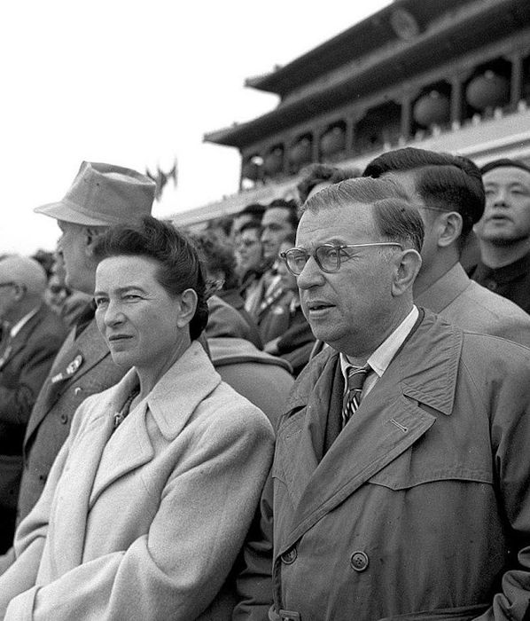 Simone de Beauvoir ao lado de Jean-Paul Sartre.