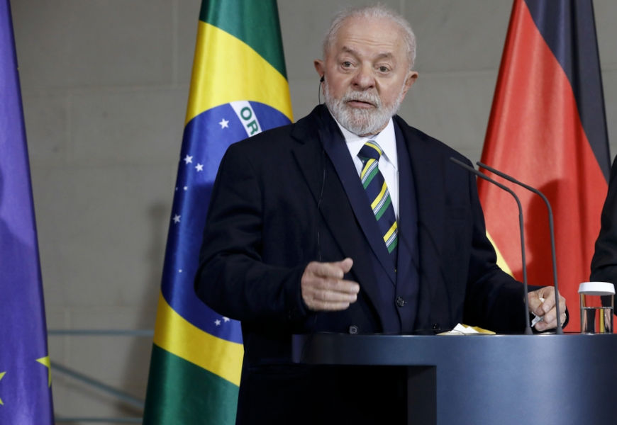 Lula, atual presidente da histÃ³ria do Brasil RepÃºblica, discursando.