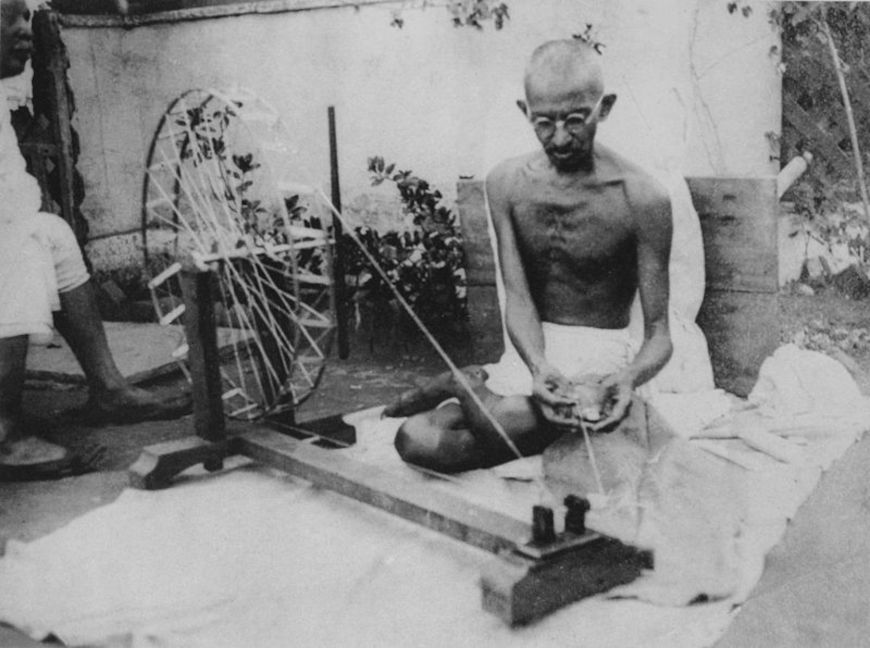 Gandhi tecendo o khadi. A tecelagem caseira representava um boicote aos produtos britÃ¢nicos.