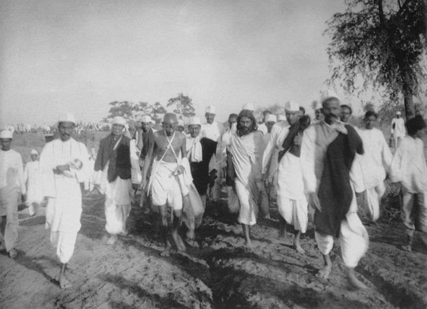 Ghandi e outros indianos na Marcha do Sal, em 1930.