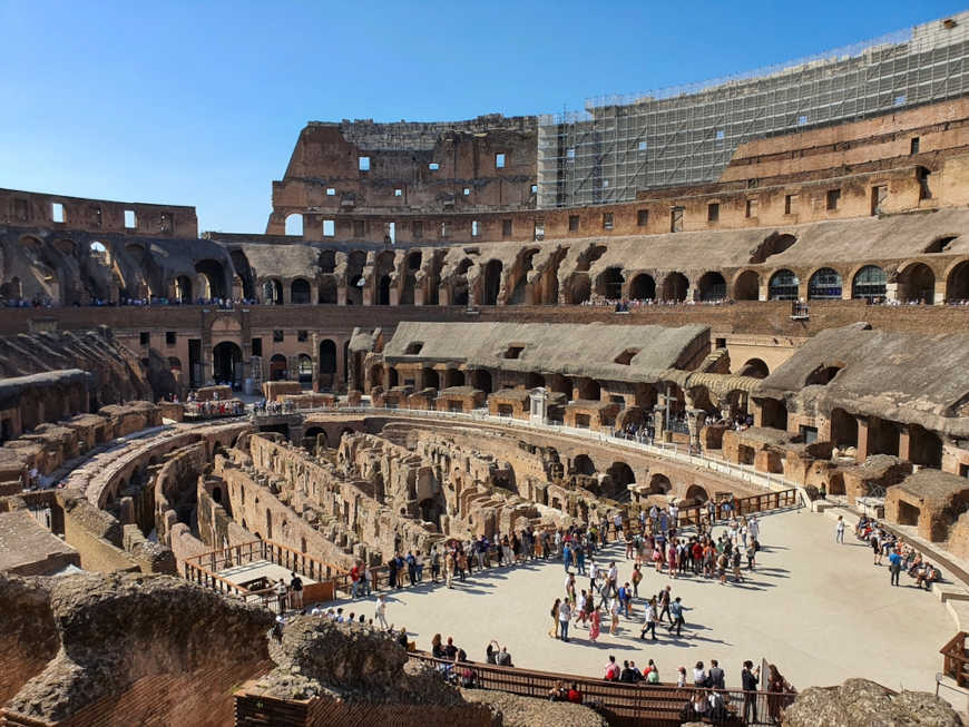 Interior do Coliseu, um sÃ­mbolo da Roma Antiga.