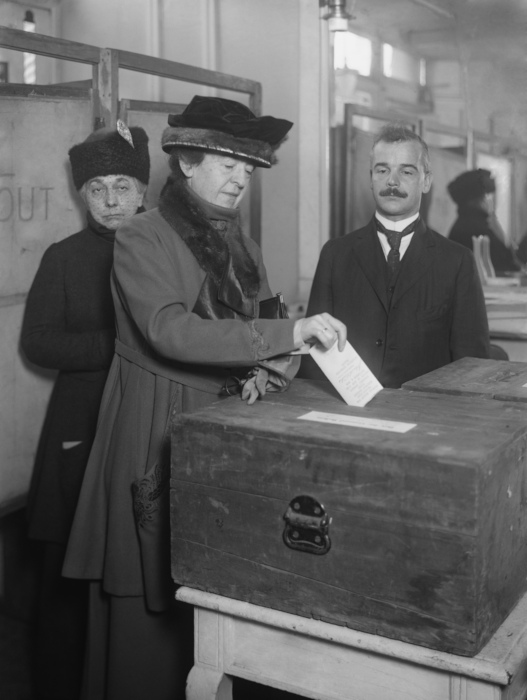 Eleitora norte-americana votando em 1920, quando foi garantido o voto feminino.