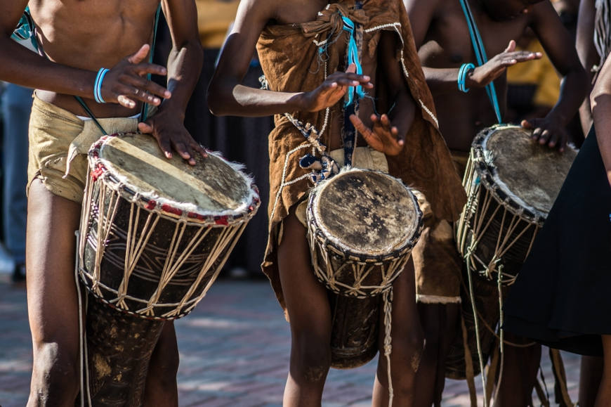 Africanos tocando tambores, um reflexo da cultura africana, parte importante da história da África.