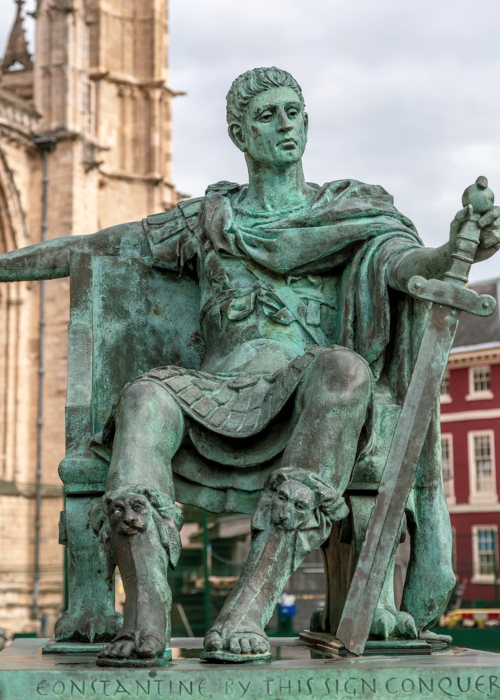 Estátua do imperador Constantino I, que convocou o Primeiro Concílio de Niceia, sentado em seu trono.