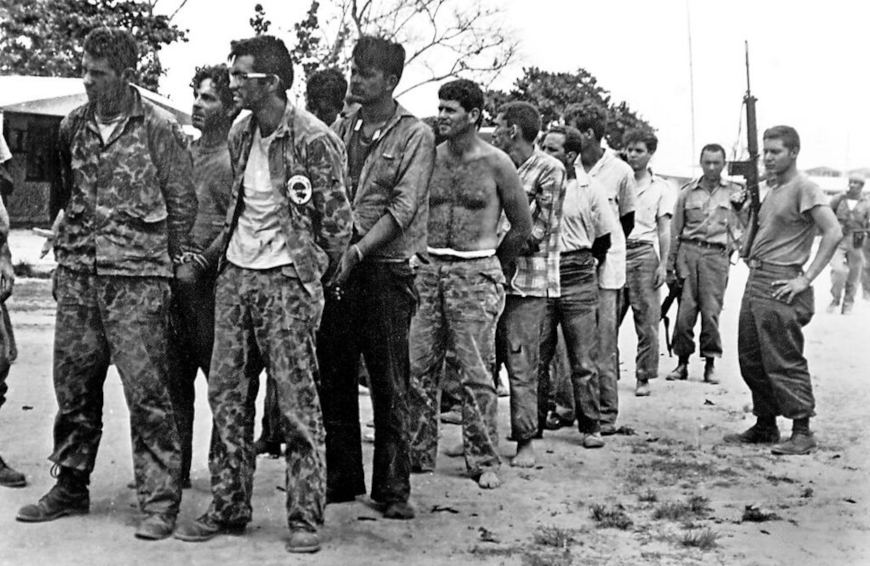Fotografia de prisioneiros capturados pelos cubanos após a fracassada tentativa da Invasão da Baía dos Porcos.
