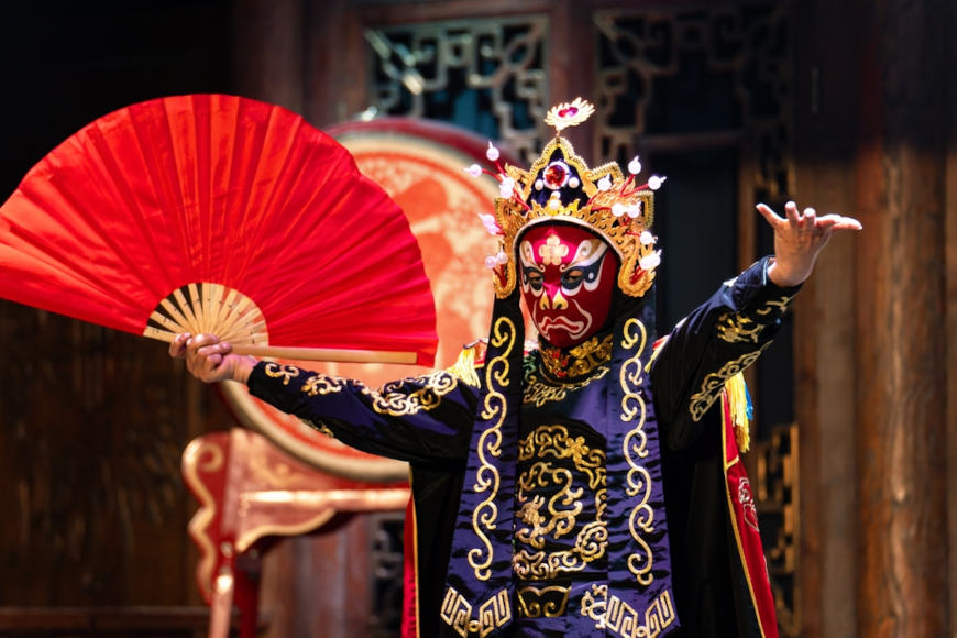 Artista chinês performando o Bian lian., um exemplo da cultura chinesa.