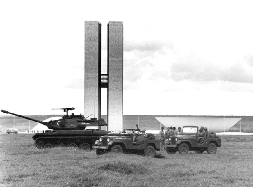 Tanques do Exército próximos ao Congresso Nacional, em 1964, o início da Ditadura Militar no Brasil República.
