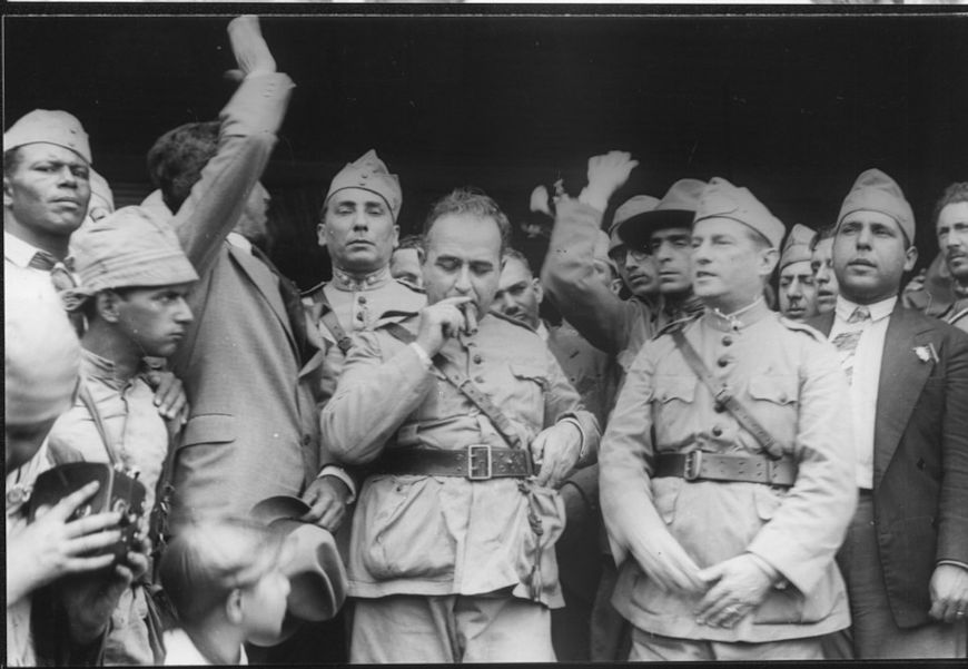 Getúlio Vargas cercado por militares na Revolução de 1930, que deu início ao seu primeiro governo no Brasil República.