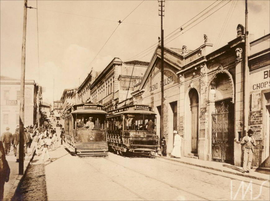 Bondes sobre trilhos em rua paulista, uma fotografia do início do Brasil República.