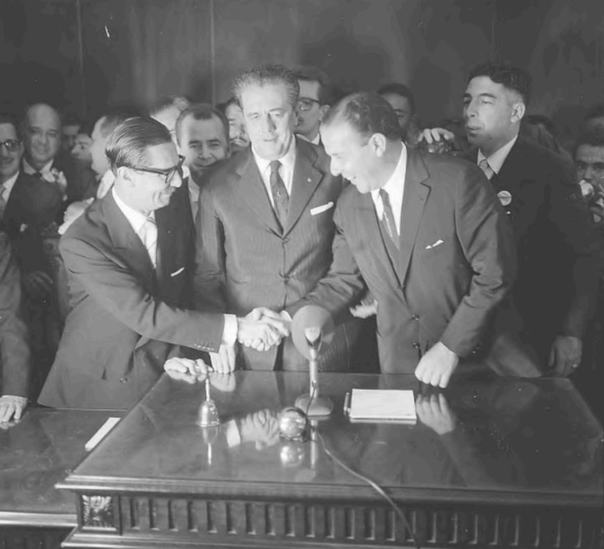 Jânio Quadros e João Goulart, dois presidentes do Brasil República, apertando as mãos em reunião política, 1961.