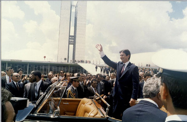Presidente Fernando Collor, eleito na fase atual do Brasil República, acenando para o povo em sua posse. Presidente Fernando Collor, eleito na fase atual do Brasil República, acenando para o povo em sua posse.