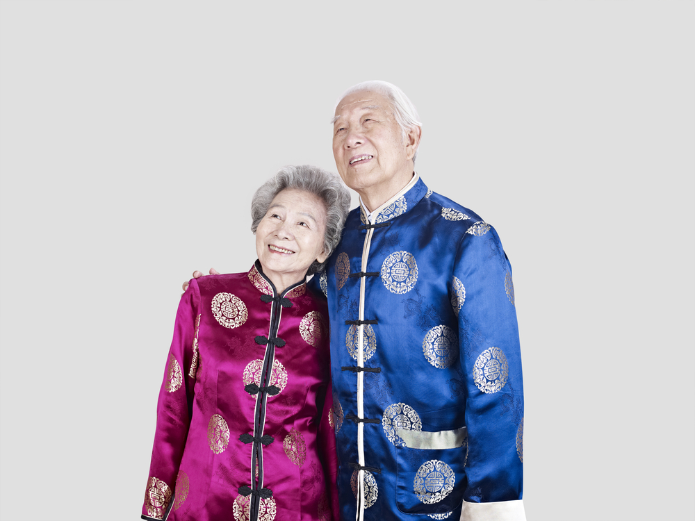 Cheongsam, uma das roupas usadas na China e parte importante da cultura chinesa, em exposição. Casal utilizando o terno tang, uma das roupas usadas na China e parte importante da cultura chinesa