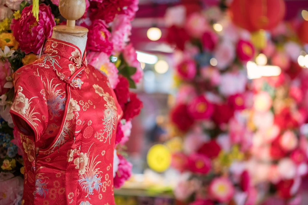 Cheongsam, uma das roupas usadas na China e parte importante da cultura chinesa, em exposição.