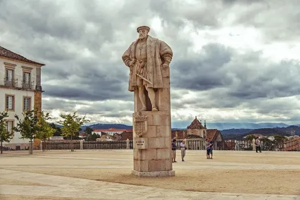 Monumento de João III, o rei português que estabeleceu a criação das capitanias hereditárias no Brasil.