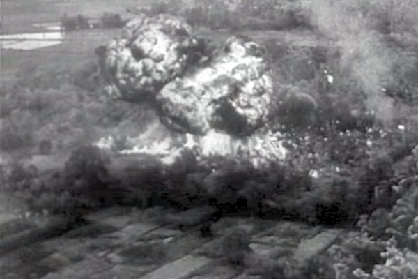 Explosão causada por um bombardeio francês durante a Guerra da Indochina.
