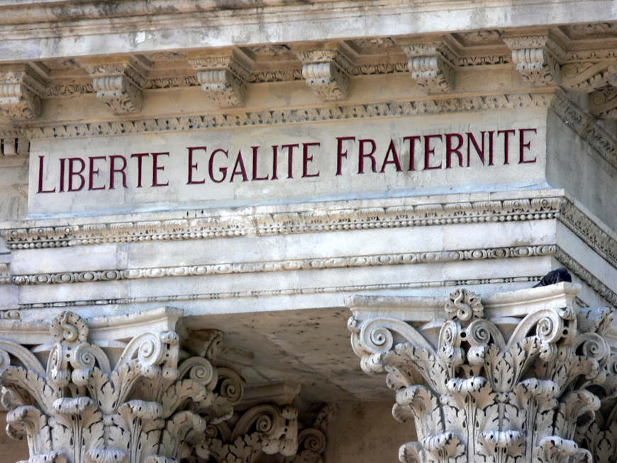 “Liberdade, igualdade, fraternidade”, lema da Revolução Francesa gravado em uma pilastra.