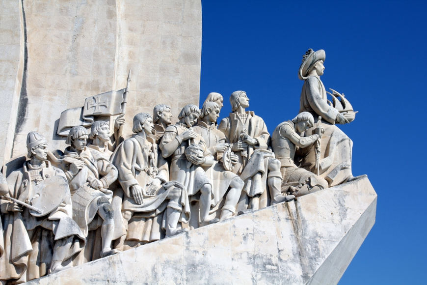 Vasco da Gama e outros navegantes portugueses no monumento “Padrão do Descobrimento”, em Lisboa.