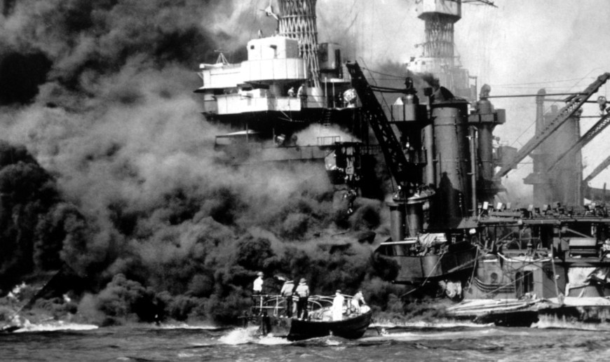Destruição de navio durante Ataque a Pearl Harbor.