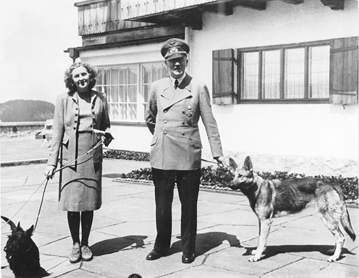 Adolf Hitler Adolf Hitler e Evan Braun segurando cachorros pela coleira. Adolf Hitler revistando soldados que marcham em direção à Polônia.[3]