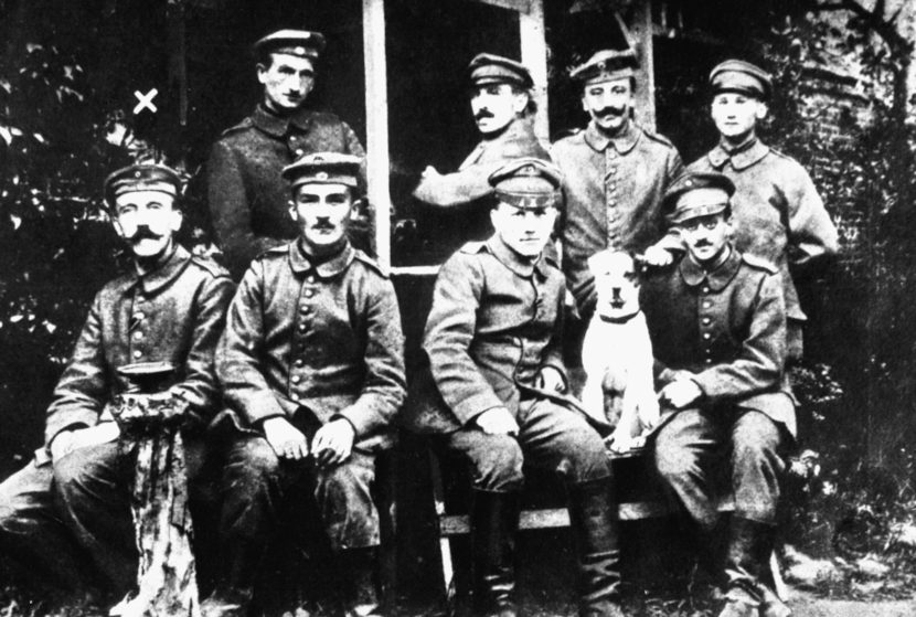 Adolf Hitler (primeira fileira, à esquerda) reunido com grupo de soldados na Primeira Guerra Mundial.