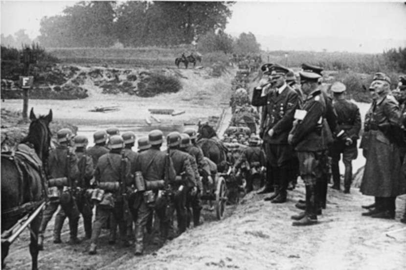 Adolf Hitler revistando soldados que marcham em direção à Polônia.[3]