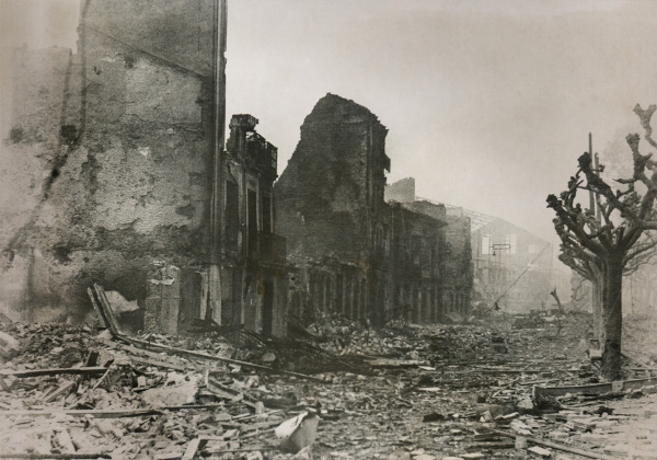 Bombardeio em Guernica, um dos episódios marcantes da Guerra Civil Espanhola.