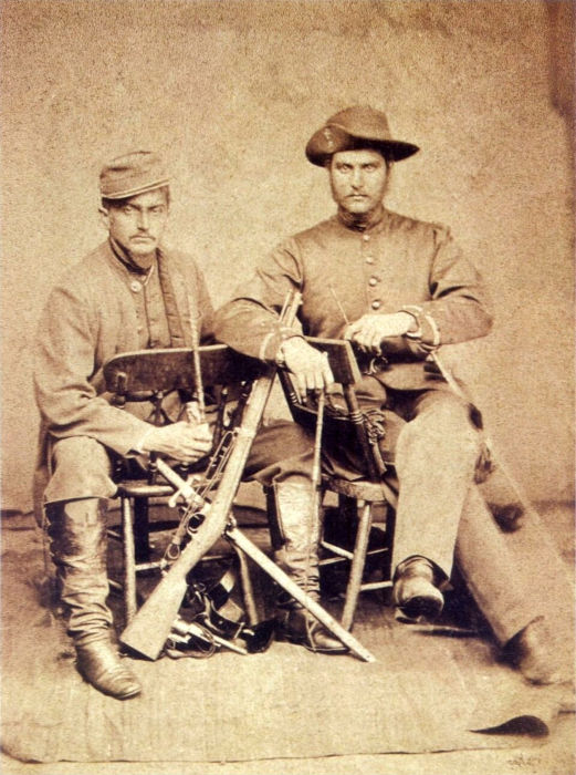Oficiais brasileiros posando para uma fotografia durante a Guerra do Paraguai.