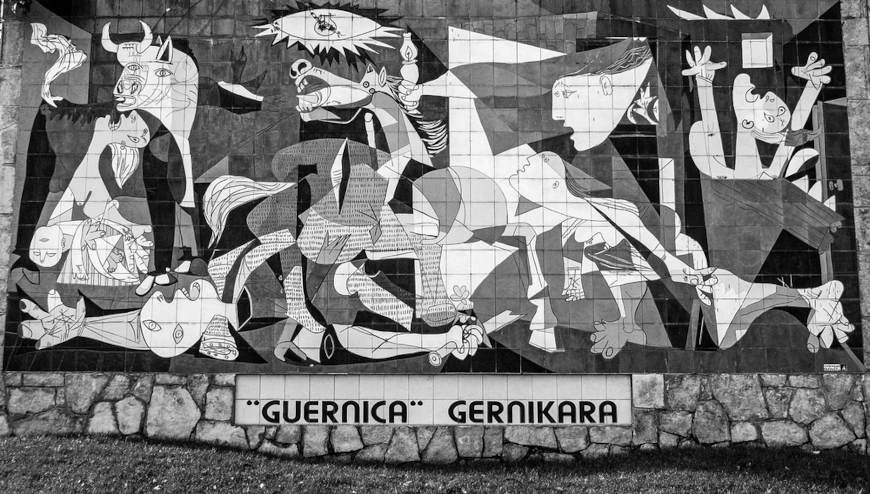 Mural retratando Guernica, de Pablo Picasso, em exercício sobre a Guerrra Civil Espanhola.