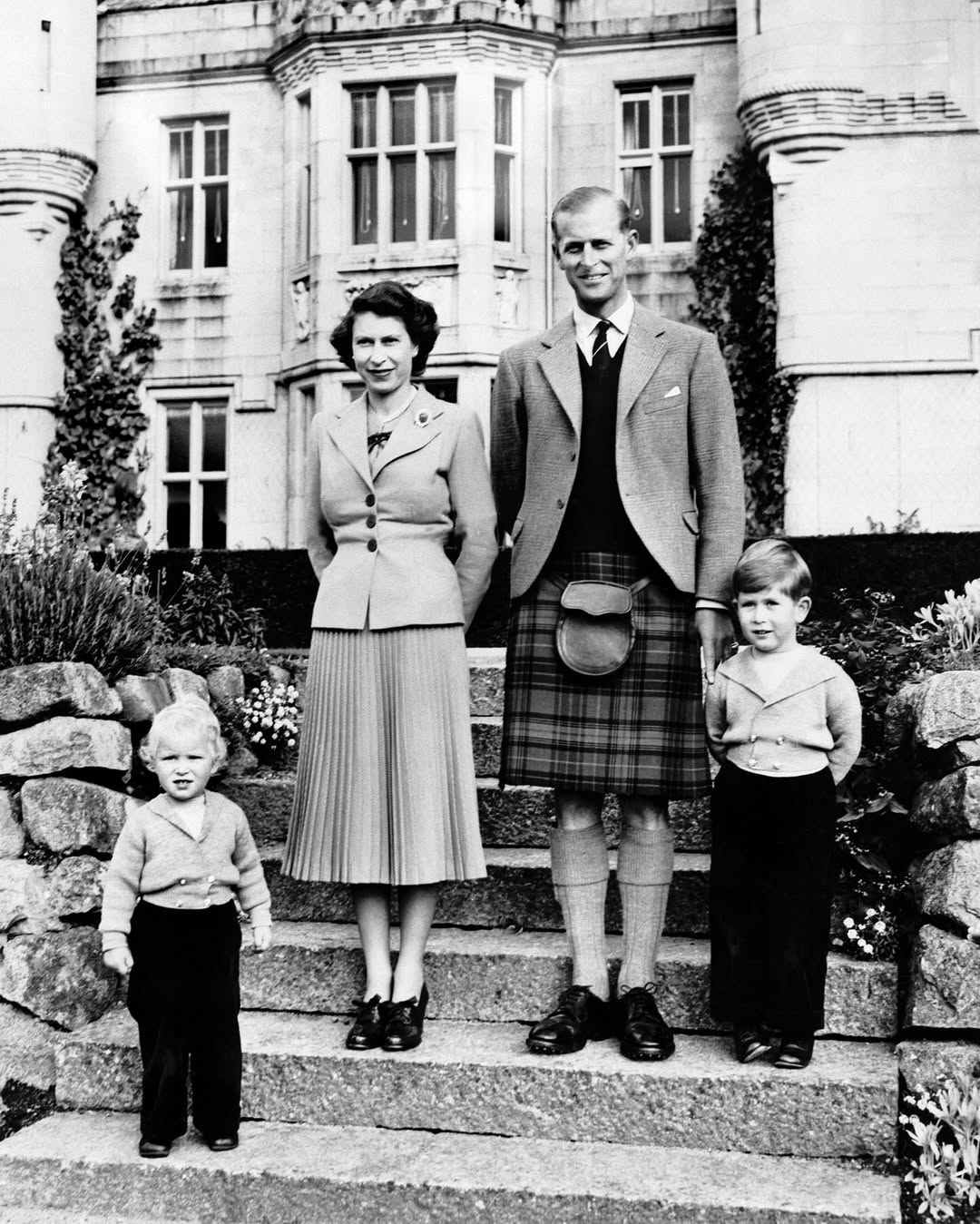 Elizabeth II, Philip e dois de seus filhos.