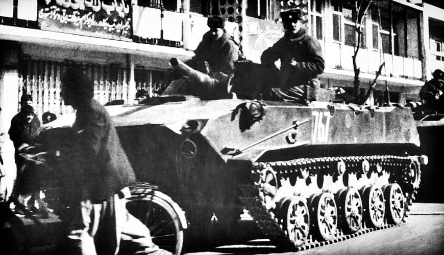 Militares sovi&eacute;ticos em tanque na cidade de Cabul, no Afeganist&atilde;o. A guerra foi um dos fatores que levaram a URSS &agrave; crise.