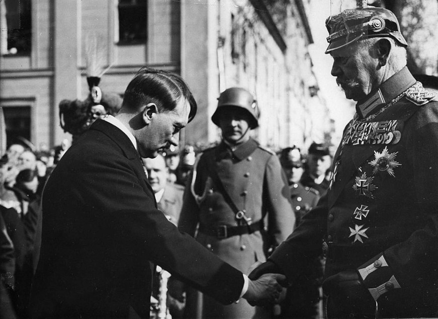 Adolf Hitler cumprimentando Paul von Hindenburg no in&iacute;cio do Terceiro Reich.