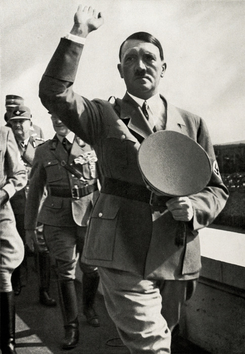 Adolf Hitler, l&iacute;der nazista do Terceiro Reich, com o punho erguido.