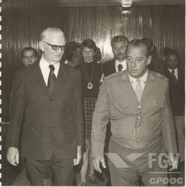 Geisel e Figueiredo, os dois últimos presidentes da Ditadura Militar. Título: presidentes-ditadura-militar