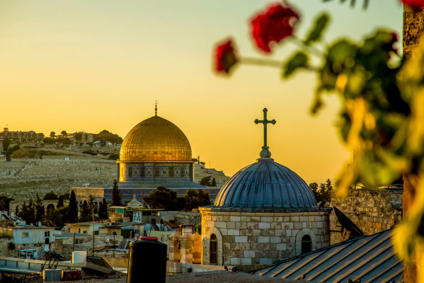 Domo da Rocha e c&uacute;pula de uma igreja crist&atilde; em Jerusal&eacute;m, cidade almejada nas Cruzadas.
