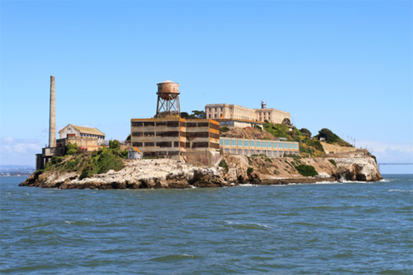Prisão de Alcatraz A prisão de Alcatraz, durante um bom tempo, deteve famosos criminosos norte-americanos
